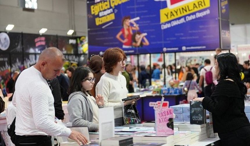 Denizli TÜYAP Kitap Fuarı'nda Yazar Yağmuru Sürüyor