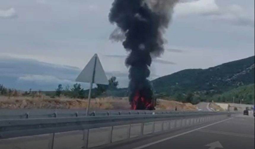 Denizli'de Seyir Halindeki Kamyonet Alev Aldı