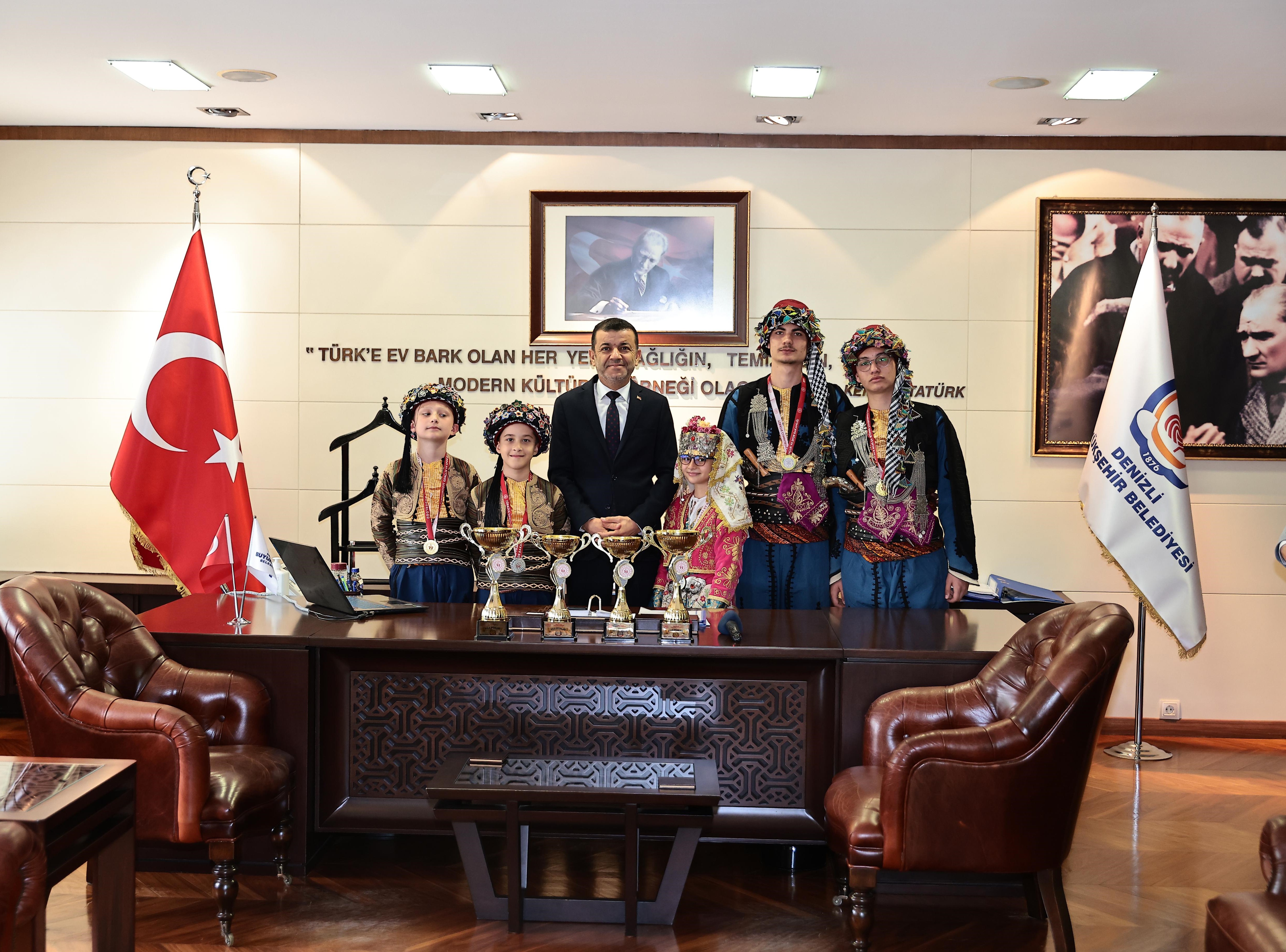 Başkan Çavuşoğlu’na Zi̇yaret Halk(2)