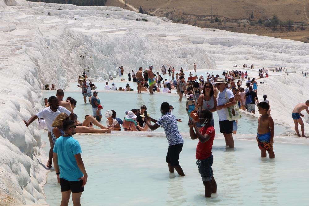 Bayramda Tati̇lci̇ler Pamukkale’ye Akin Etti̇! (1)