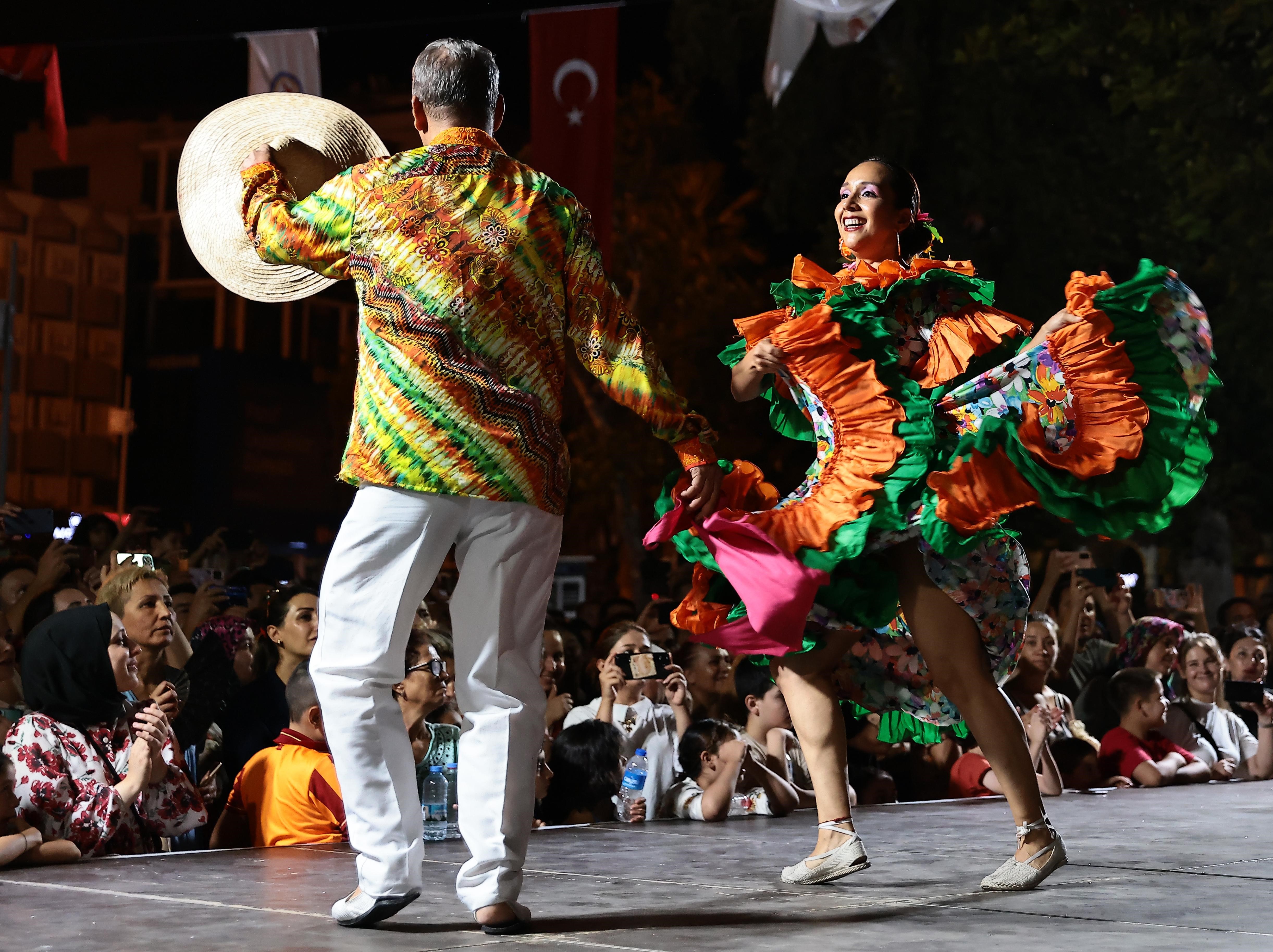 Halk Dansları Rüzgarı Denizli’yi Sardı (1)