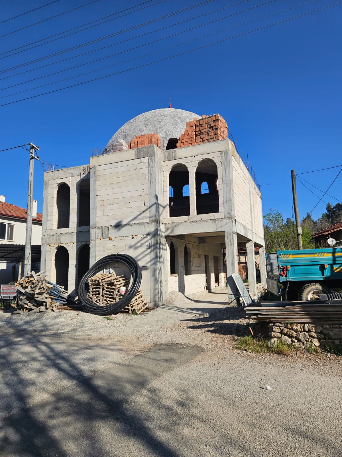 Mahalleli̇ Cami̇ İçi̇n Kollari Sivadi (3)