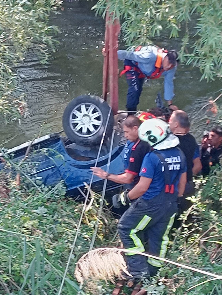 Otomobi̇l Menderes Nehri̇’ne Uçtu! (1)