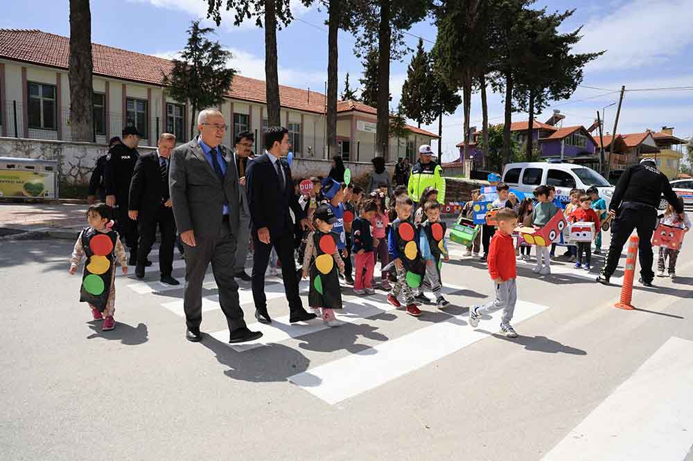Baskan Cengiz Arslan Miniklerle Trafik Etkinliginde Bulustu 2