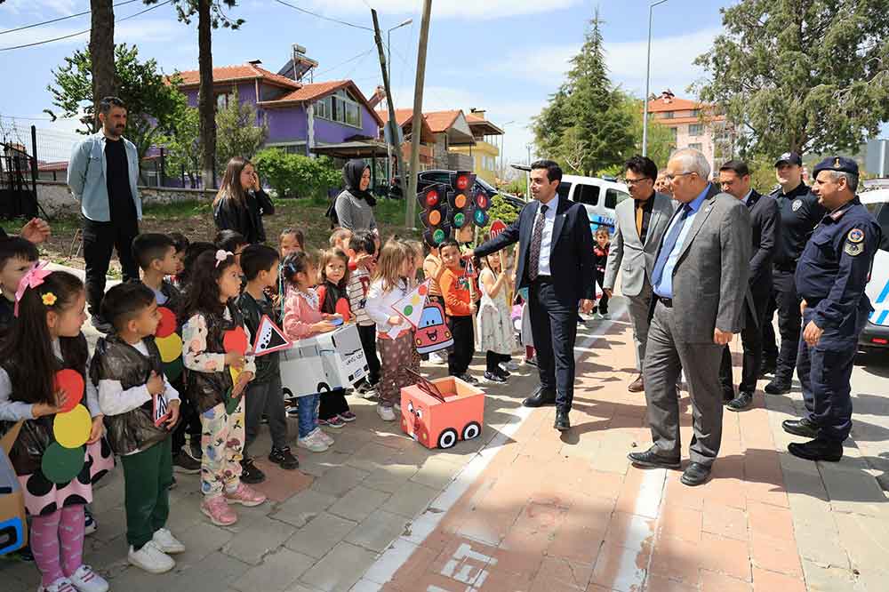 Baskan Cengiz Arslan Miniklerle Trafik Etkinliginde Bulustu 3