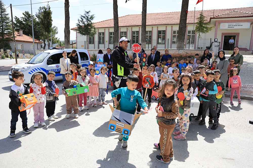 Baskan Cengiz Arslan Miniklerle Trafik Etkinliginde Bulustu