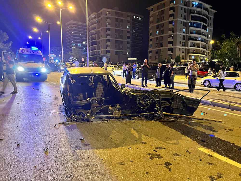 Denizlide Iki Otomobilin Karistigi Kazda Otomobillerden Biri Ikiye Bolundu 1