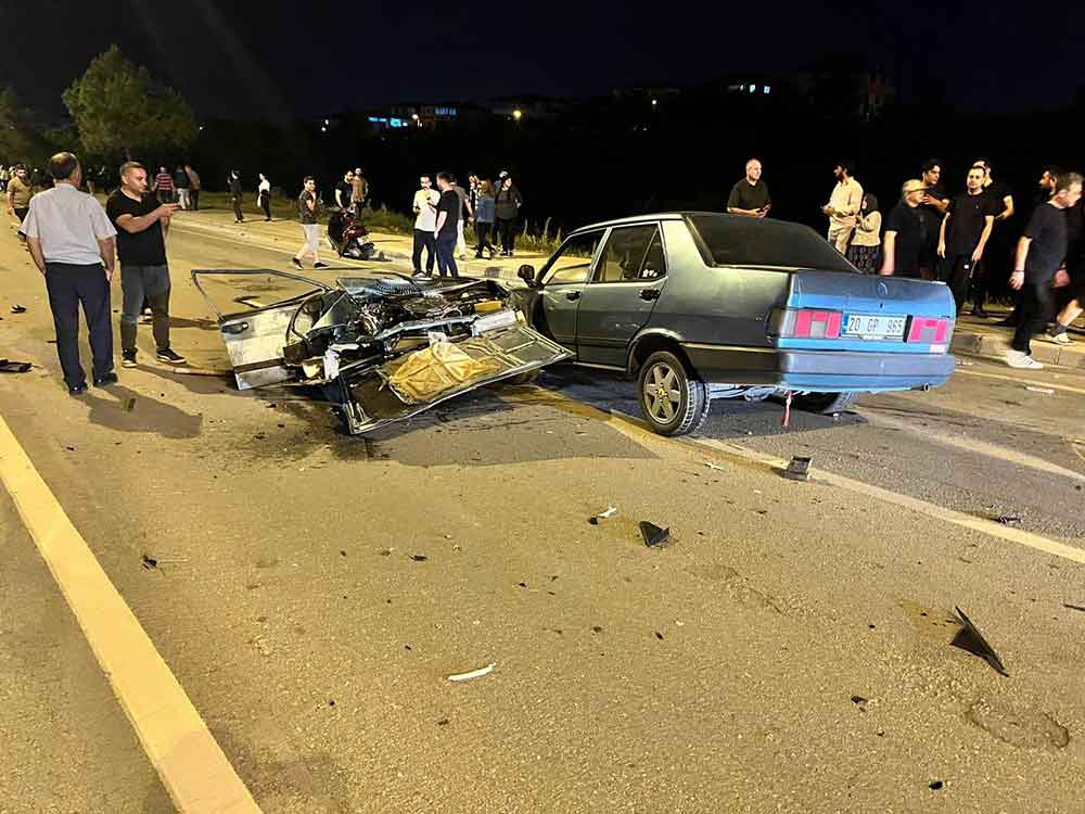 Denizlide Iki Otomobilin Karistigi Kazda Otomobillerden Biri Ikiye Bolundu 2