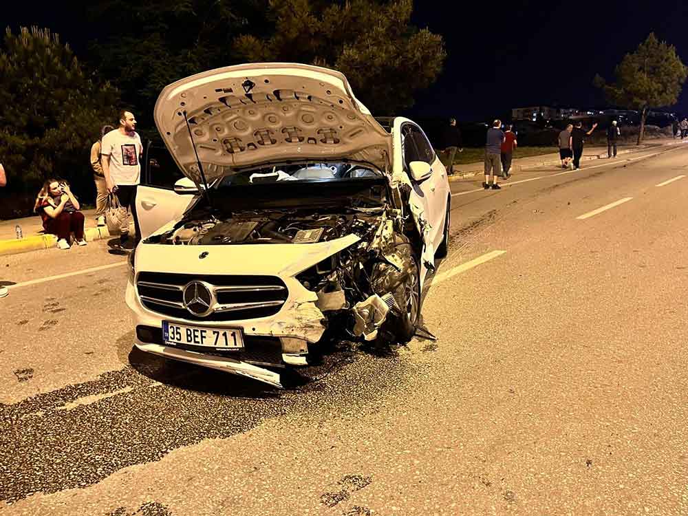 Denizlide Iki Otomobilin Karistigi Kazda Otomobillerden Biri Ikiye Bolundu 3