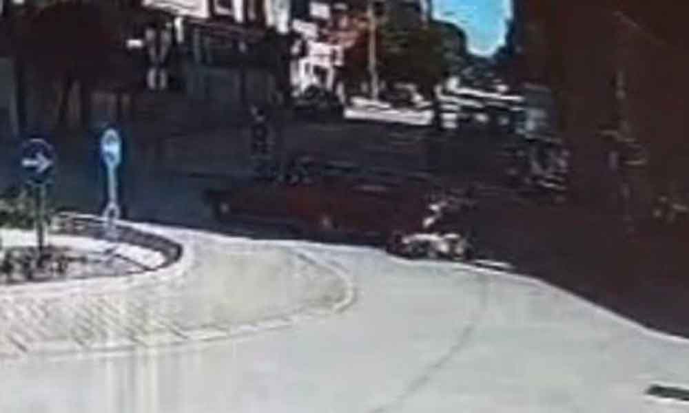 Denizlide Kavsak Kazasi Otomobil Motosikletli Kadina Carpti 1