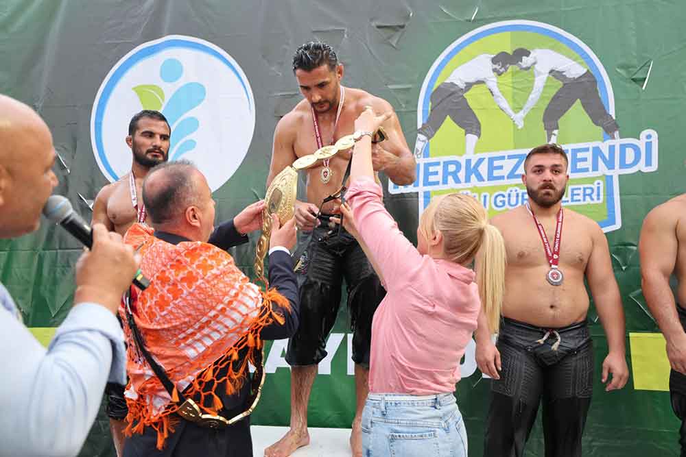 Merkezefendide Baspehlivan Mustafa Tas Oldu 2