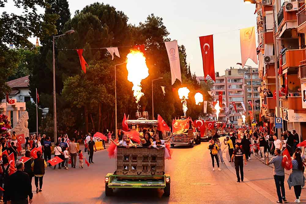 On Binler Fener Alayinda Bulustu 19 Mayis Solene Donustu