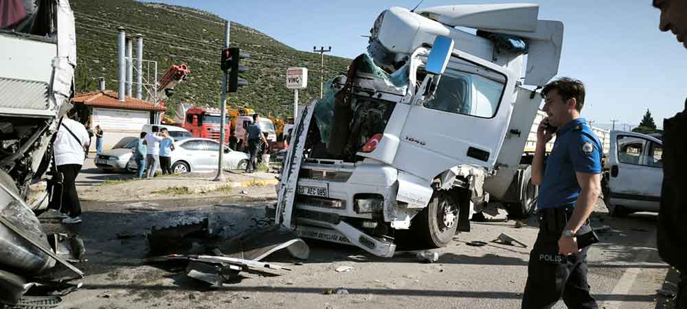 Tir Kirmizi Isikta Bekleyen Otobus Ve Otomobile Carpti 6 Yarali 1