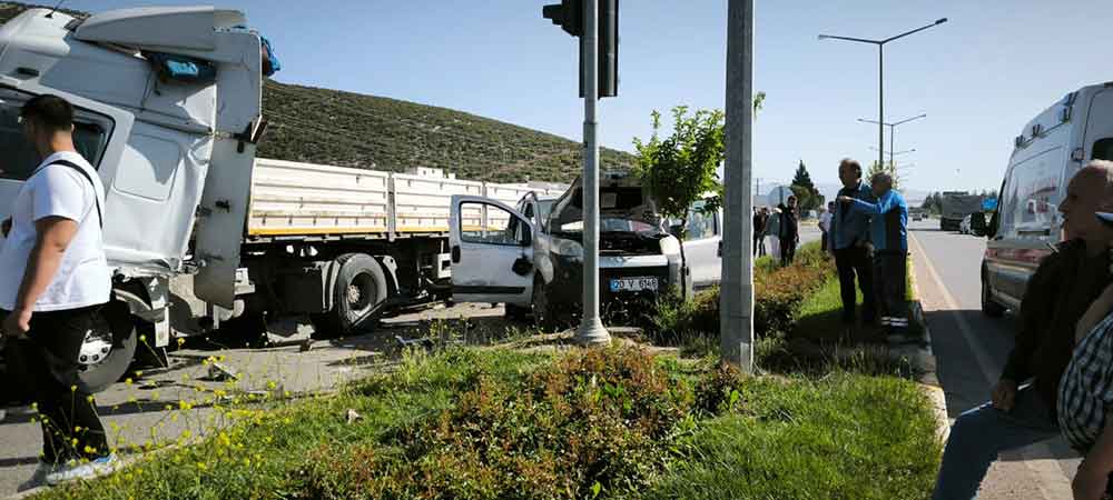 Tir Kirmizi Isikta Bekleyen Otobus Ve Otomobile Carpti 6 Yarali 2