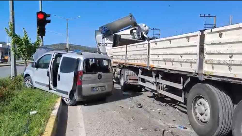 Tir Kirmizi Isikta Bekleyen Otobus Ve Otomobile Carpti 6 Yarali 3