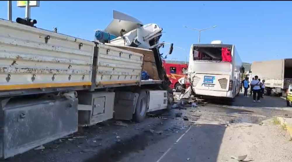 Tir Kirmizi Isikta Bekleyen Otobus Ve Otomobile Carpti 6 Yarali 4