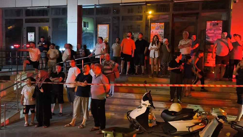 Denizlide Agacta Baslayan Yangin 8 Katli Binaya Sicradi 1