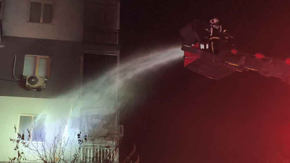 Denizlide Agacta Baslayan Yangin 8 Katli Binaya Sicradi 3
