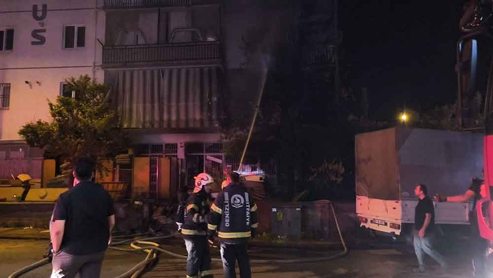 Denizlide Agacta Baslayan Yangin 8 Katli Binaya Sicradi 4