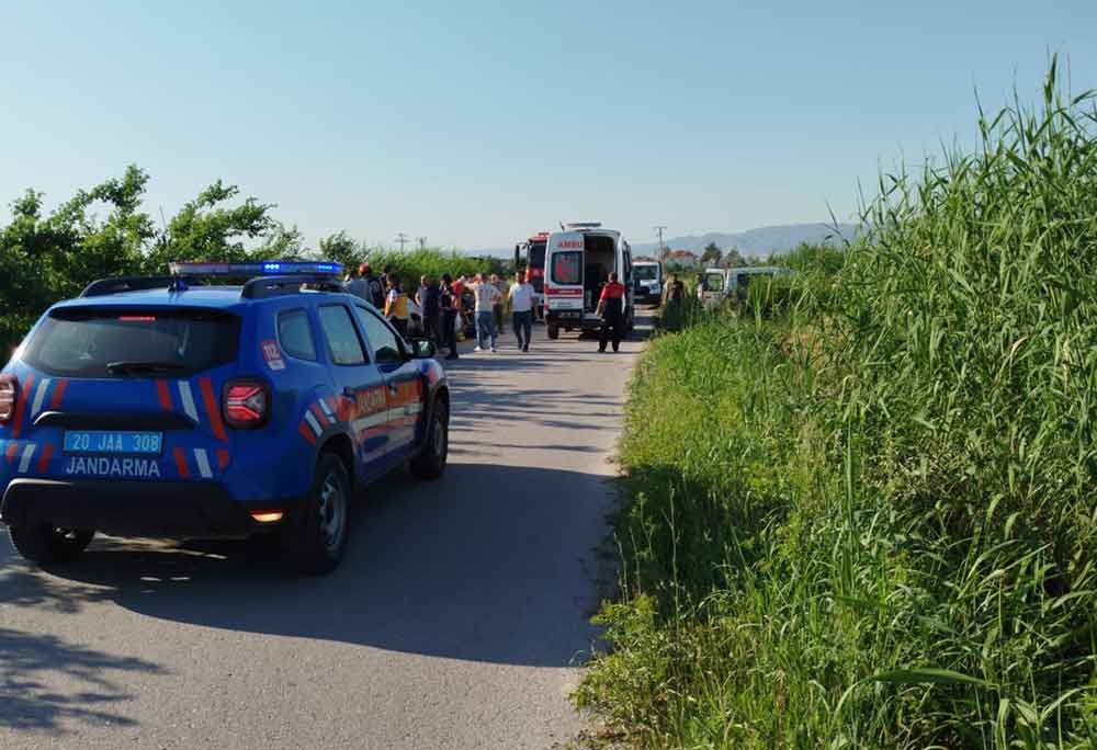Denizlide Yoldan Cikan Isci Servisi Sazliklarin Arasina Devrildi 3