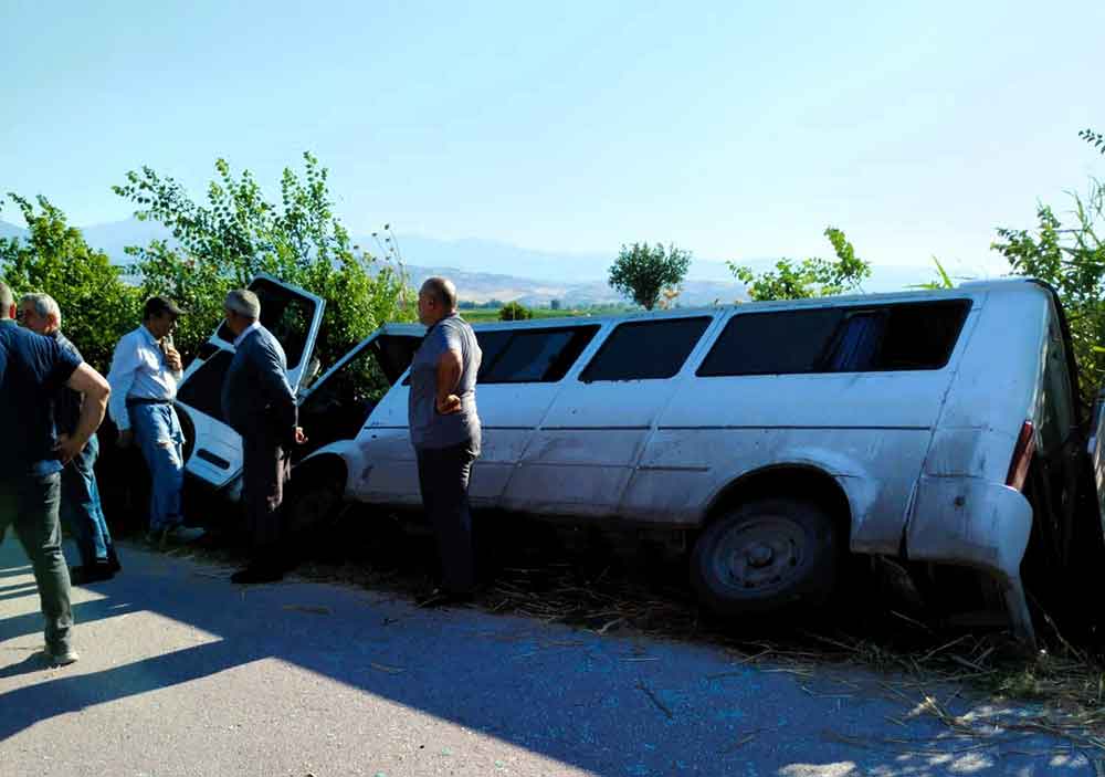 Denizlide Yoldan Cikan Isci Servisi Sazliklarin Arasina Devrildi 4