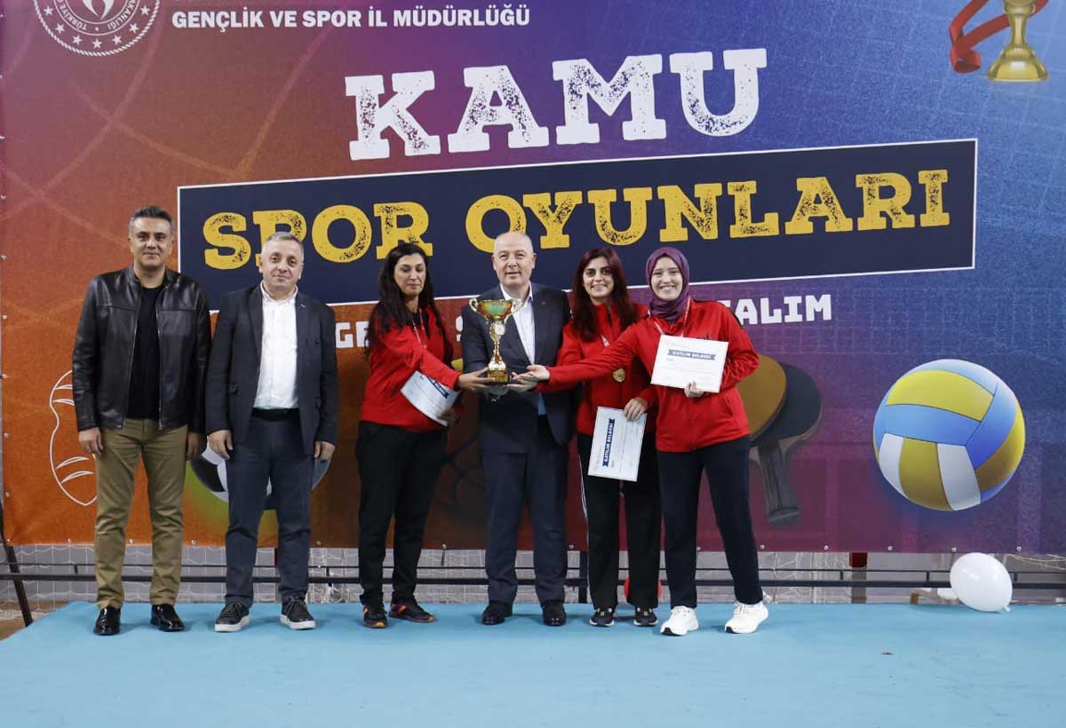 Denizli Kamu Spor Oyunlari Tamamlandi Sampiyonlar Kupalarini Vali Coskundan Aldi1