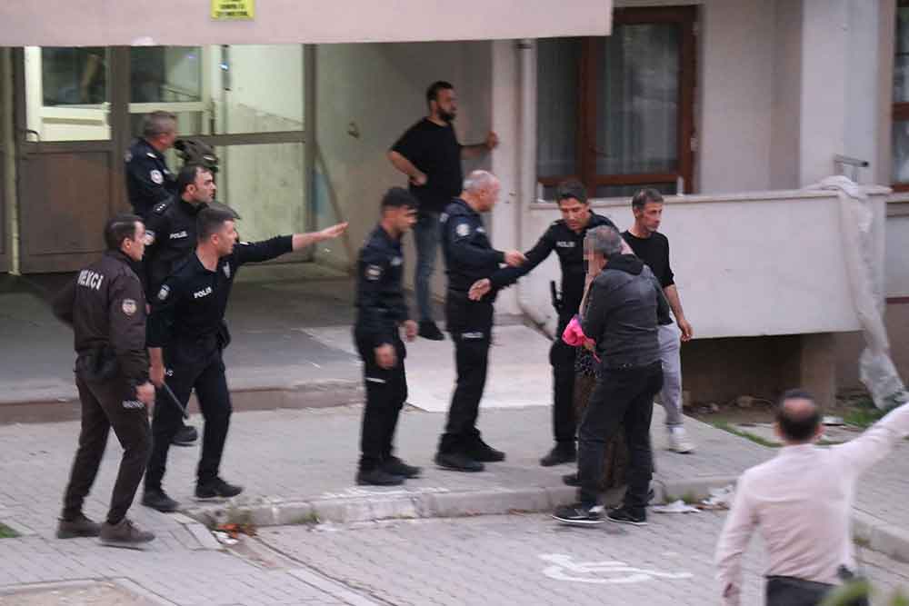 Esi Ve Kizini Yaralayip Rehin Alan Adam 6 Saat Sonra Kacmaya Calisirken Yakalandi 3