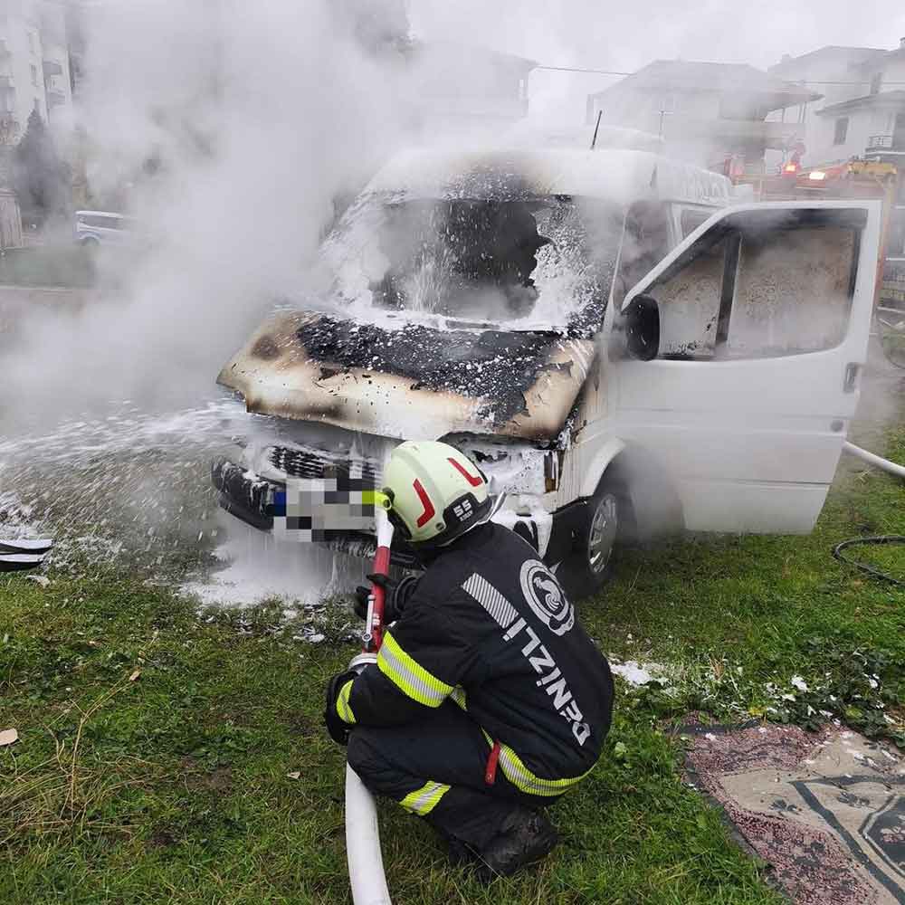 Denizlide Park Halindeki Minibus Alevlere Teslim Oldu 2