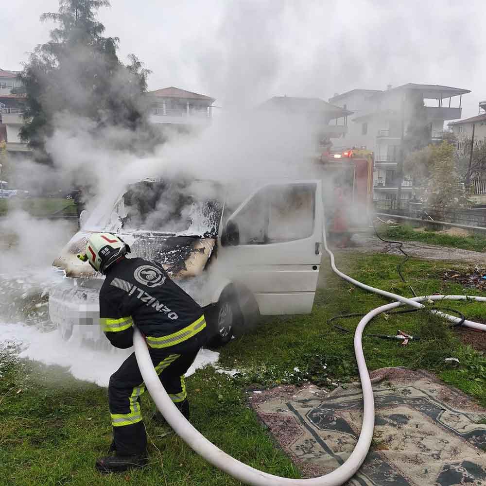 Denizlide Park Halindeki Minibus Alevlere Teslim Oldu 3