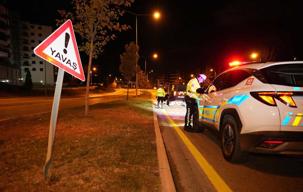 Kontrolden Cikan Otomobil Once Kaldirima Sonra Orta Refujdeki Levhaya Carpti 1