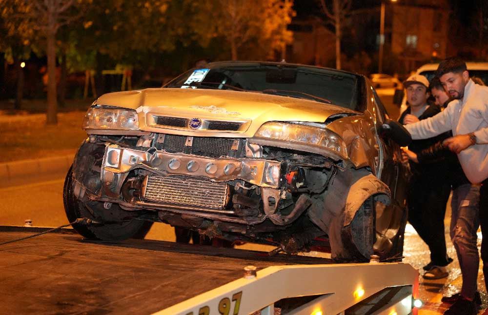 Kontrolden Cikan Otomobil Once Kaldirima Sonra Orta Refujdeki Levhaya Carpti 3