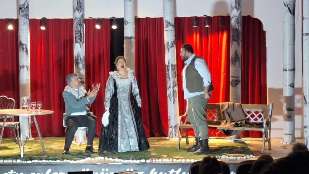 Merkezefendi Kent Tiyatrosunun Oyunu Cavdirda Buyuk Begeni Topladi 1