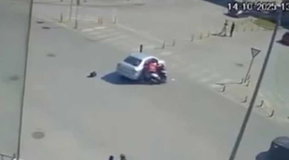 Otomobil Motosiklet Ile Carpistigi Kaza Guvenlik Kamerasina Yansidi 3