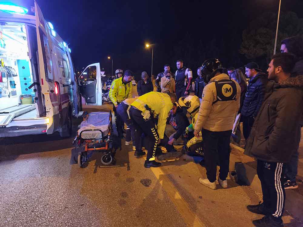 Denizlide Motosiklet Yon Tabelasina Carpti Kazada 2 Kisi Yaralandi 2