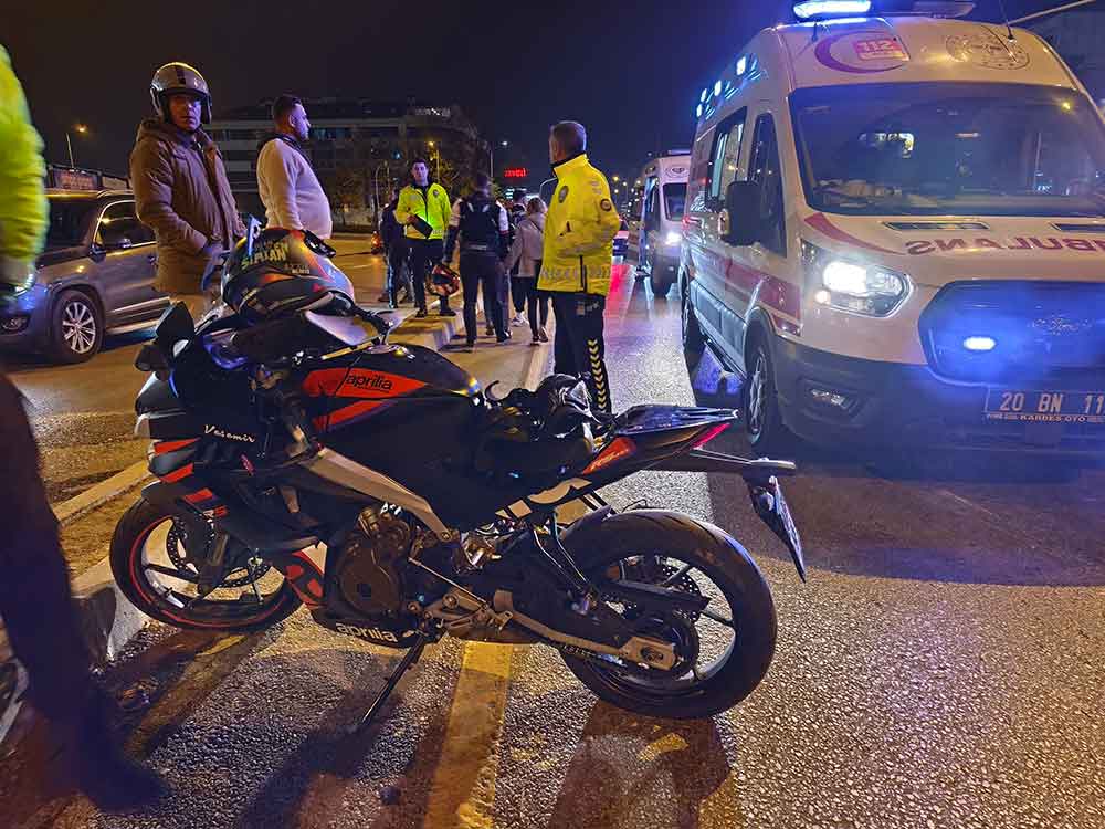 Denizlide Motosiklet Yon Tabelasina Carpti Kazada 2 Kisi Yaralandi 4