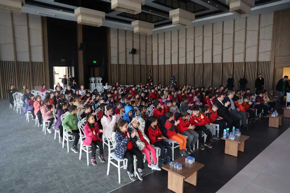 Eglenceli Ve Ogretici Cocuk Tiyatrosu Miniklerden Buyuk Begeni Topladi 3