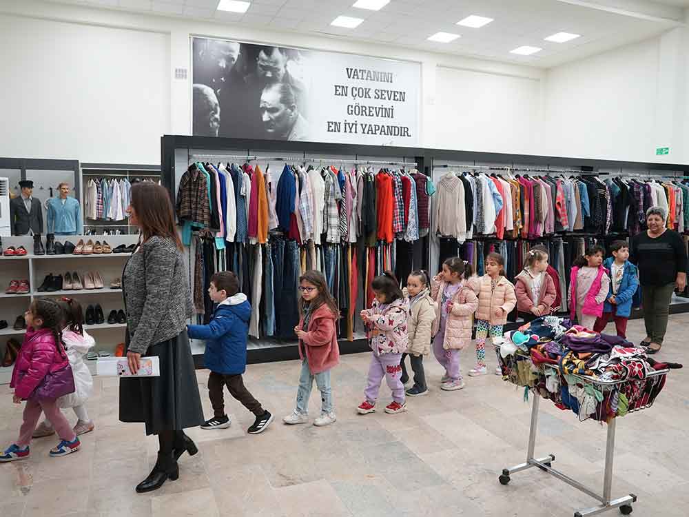 Kucuk Yureklerden Sevgi Eline Anlamli Destek