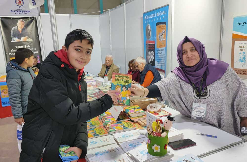 Yazar Ogretmen Kitap Fuarinda Ogrencilerle Bulustu1