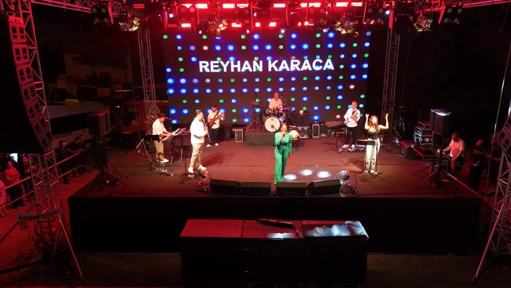 48. Geleneksel Honaz Kiraz Festivali'nde Reyhan Karaca Rüzgarı