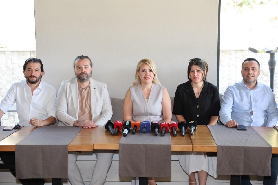 L40 J K27 7 2026 B A Ş K A N D O Ğ A N G A Z E T E C İ L E R İ L E B İ R A R A Y A G E L D İ(3)