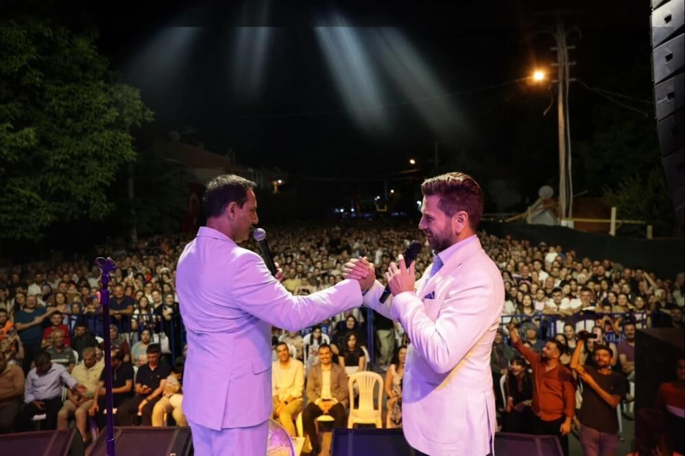 Tavas’ta Zeybek, Kültür ve Sanat Festivali’nde Rafet El Roman Rüzgarı Esti