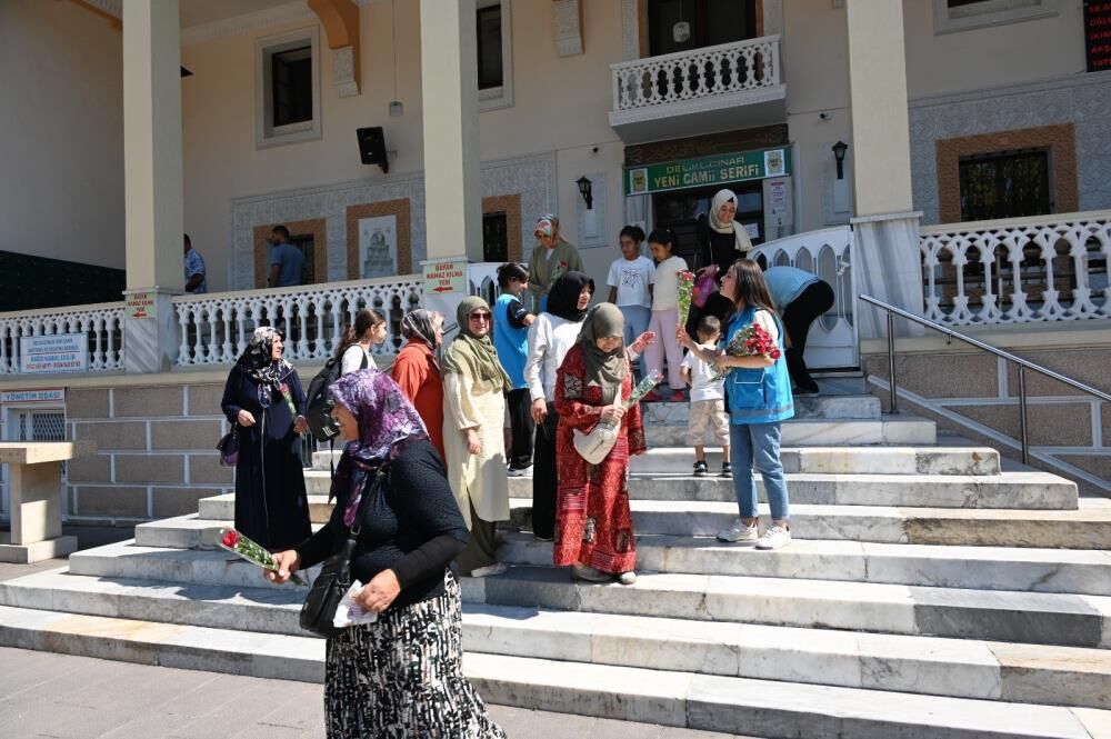 Denizli’de Mevlid Kandili’nde 571 Gül Dağıtıldı