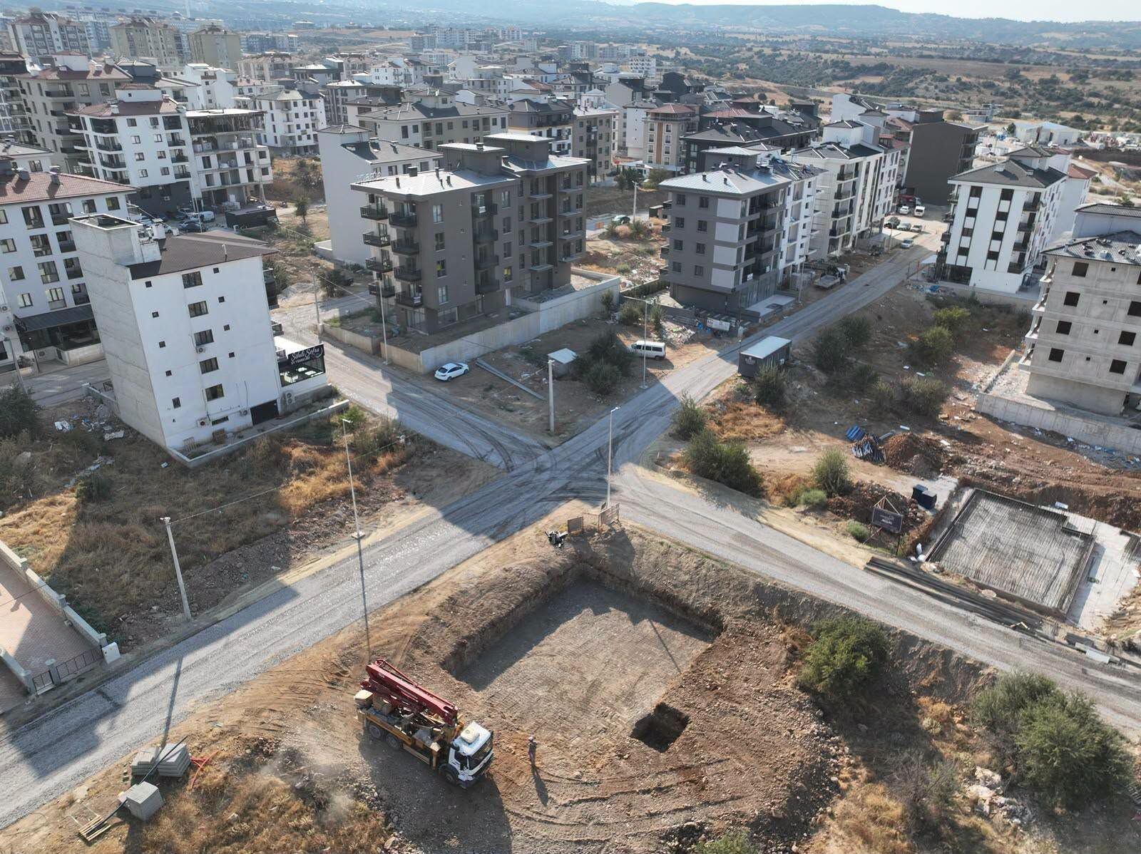 Karahasanli Mahallesi̇’nde 23 Bi̇n Metrekareli̇k Yol Çalişmasi (13)