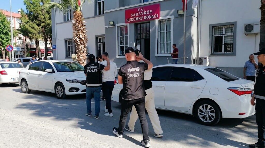 Denizli'de Araçların Motorunda Uyuşturucu Sevk Eden 3 Şüpheli Tutuklandı