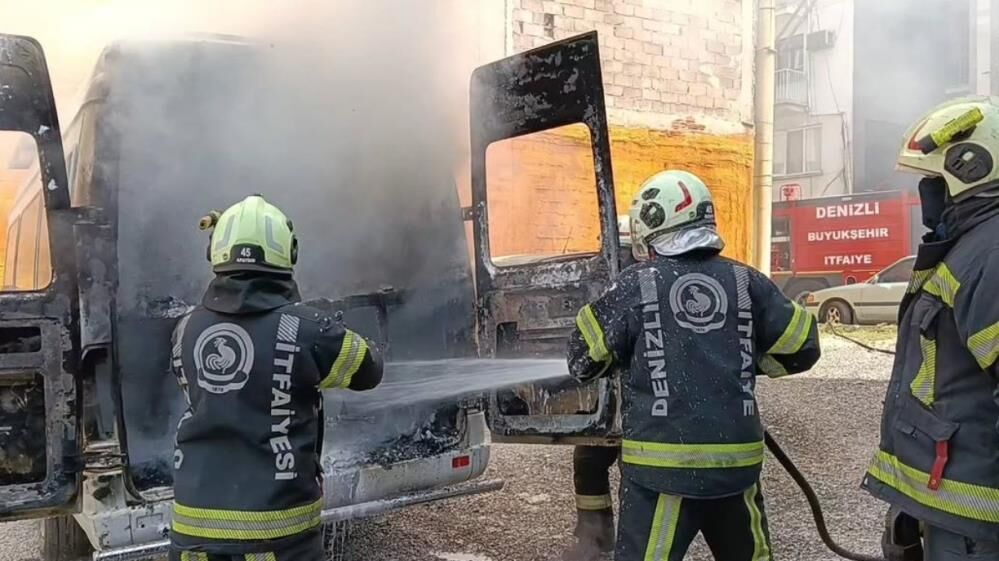 Denizli'de Seyir Halindeki Otomobil Alevlere Teslim Oldu